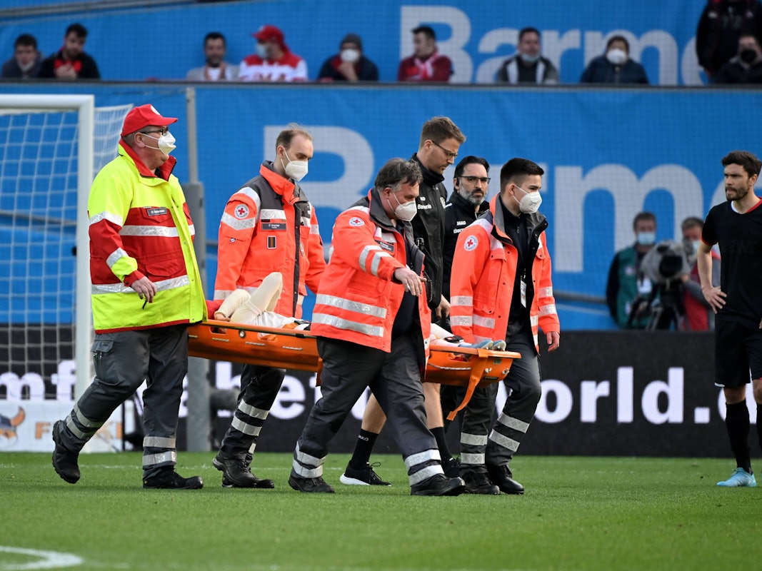 Florian Wirtz wird auf einer Trage vom Platz gebracht