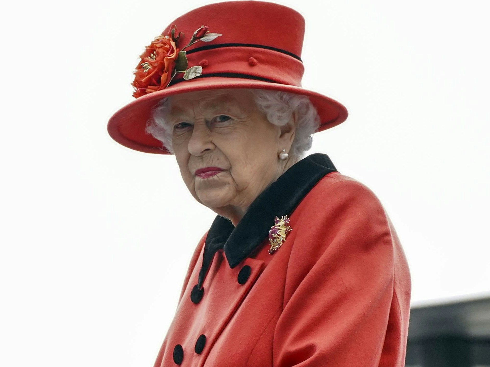 Queen Elizabeth: Um Königin Elizabeth II. macht sic Sorge breit. Geht es ihr nach der Corona-Infektion wirklich gut? Das Foto zeigt sie 2021.