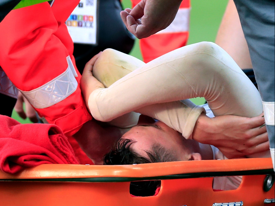 Florian Wirtz wird verletzt vom Platz getragen.