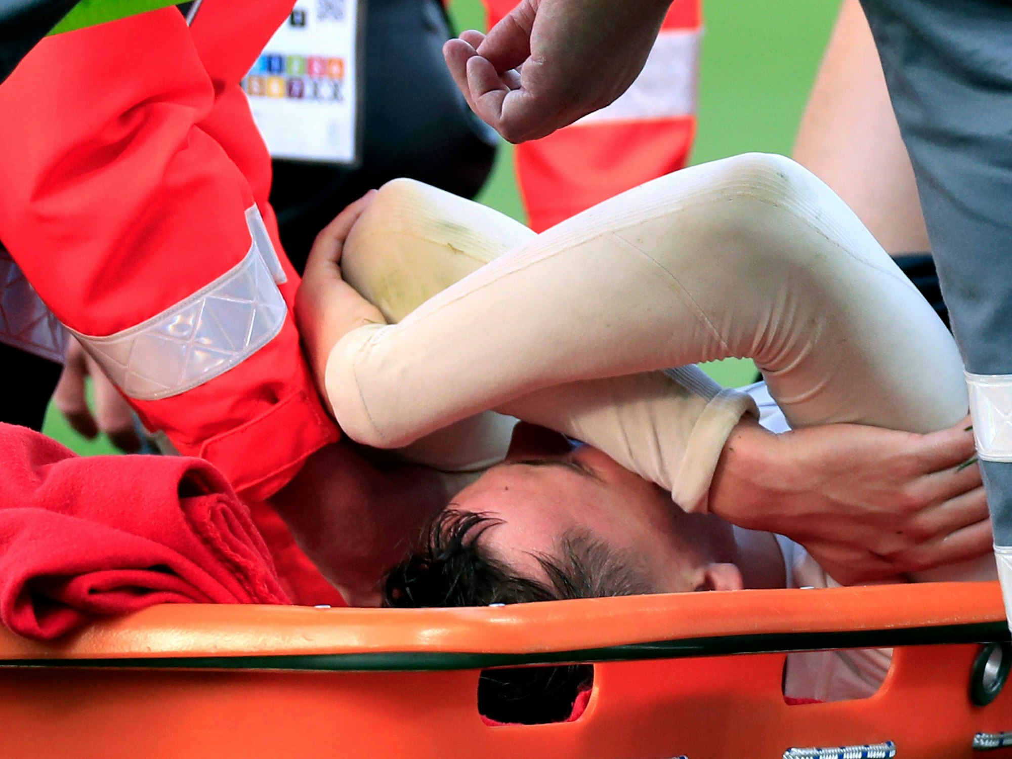 Florian Wirtz wird verletzt vom Platz getragen.