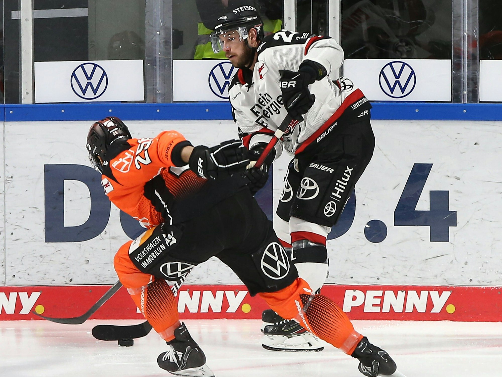 Darren Archibald kämpft mit Maurice Edwards um die Scheibe