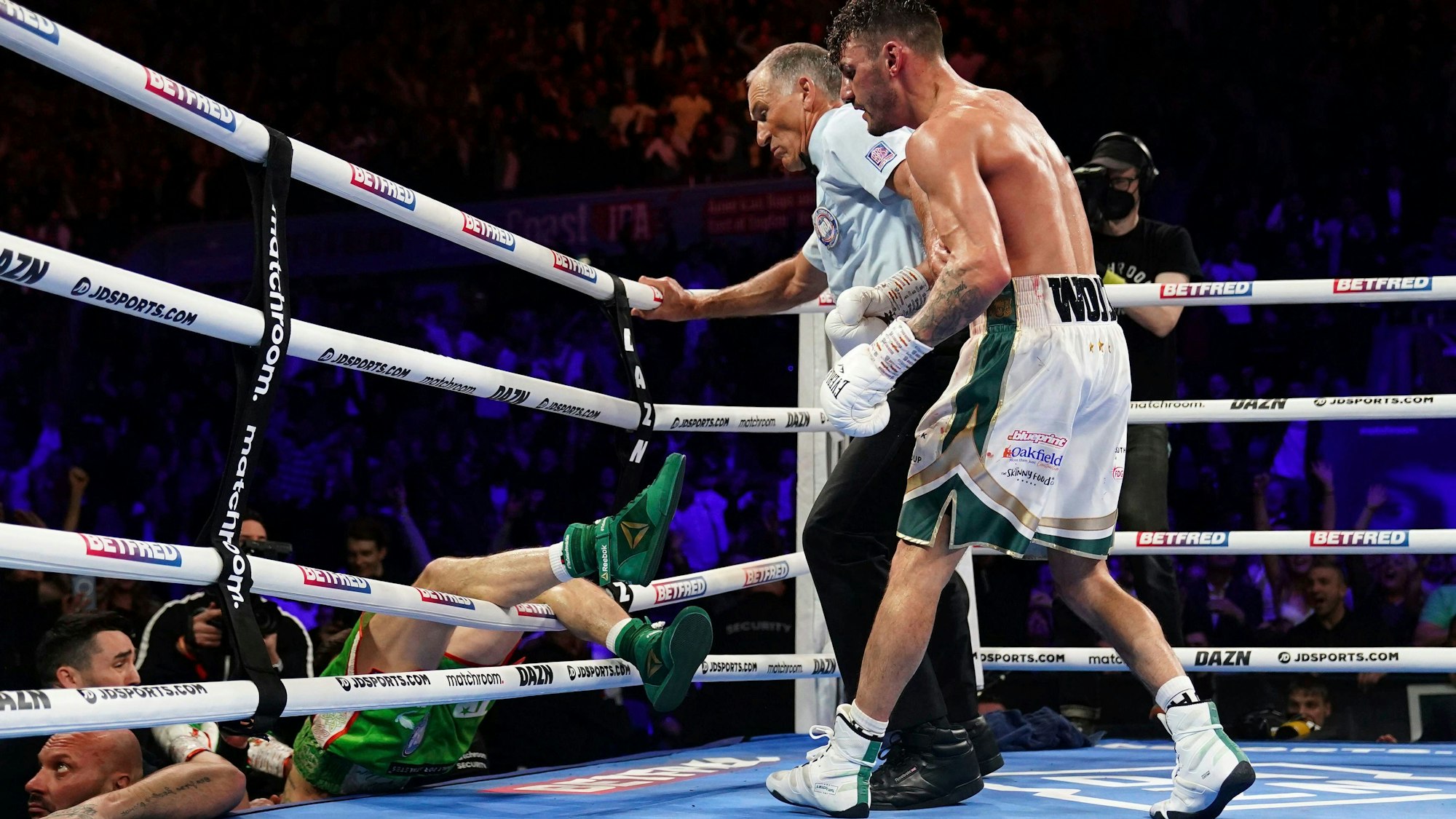 Der Moment des Abflugs: Leigh Wood (r.) befördert Gegner Michael Conlan im Boxkampf mit seinen Schlägen aus dem Ring.
