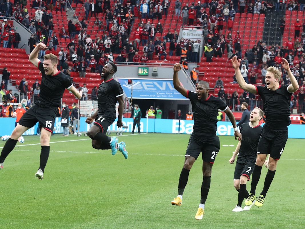 Bayer Leverkusen vs. 1.FC Köln, 26. Spieltag, 15.30 Uhr, Jubel nach dem Derbysieg vor dem FC Auswärtsblock (1. FC Köln), 13.03.2022, Herbert Bucco