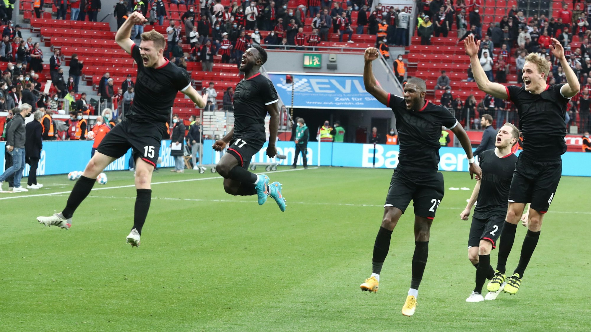 Bayer Leverkusen vs. 1.FC Köln, 26. Spieltag, 15.30 Uhr, Jubel nach dem Derbysieg vor dem FC Auswärtsblock (1. FC Köln), 13.03.2022, Herbert Bucco