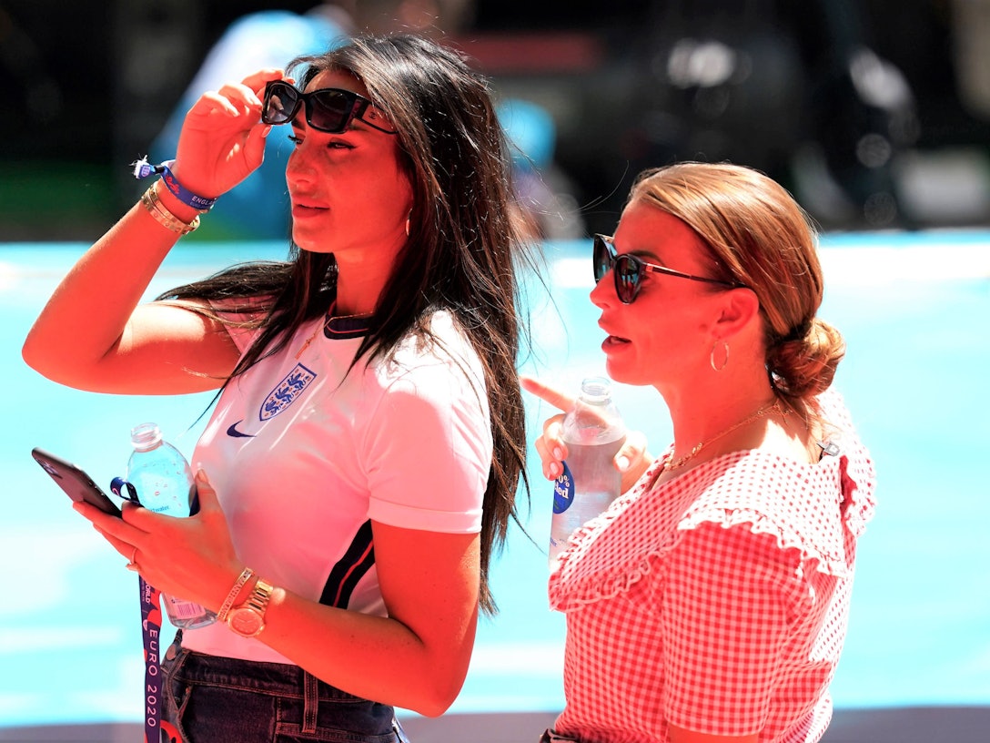 Annie Kilner, Ehefrau des englischen Nationalspielers Kyle Walker, steht bei der EM 2021 beim Spiel zwischen England und Kroatien neben Coleen Rooney, der Frau von Ex-Nationalspieler Wayne Rooney.