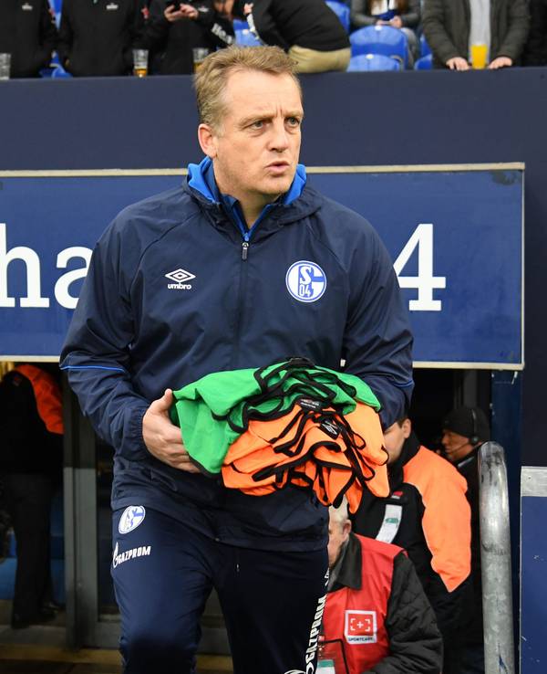 Schalke-Legende Mike Büskens vor einem Spiel.