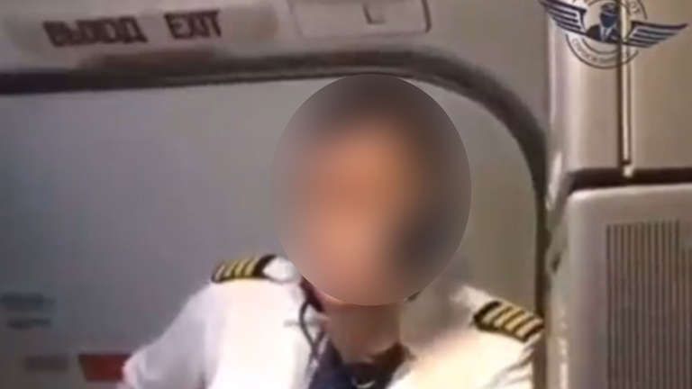 Der russische Pilot bei seiner Durchsage auf einem Linienflug.