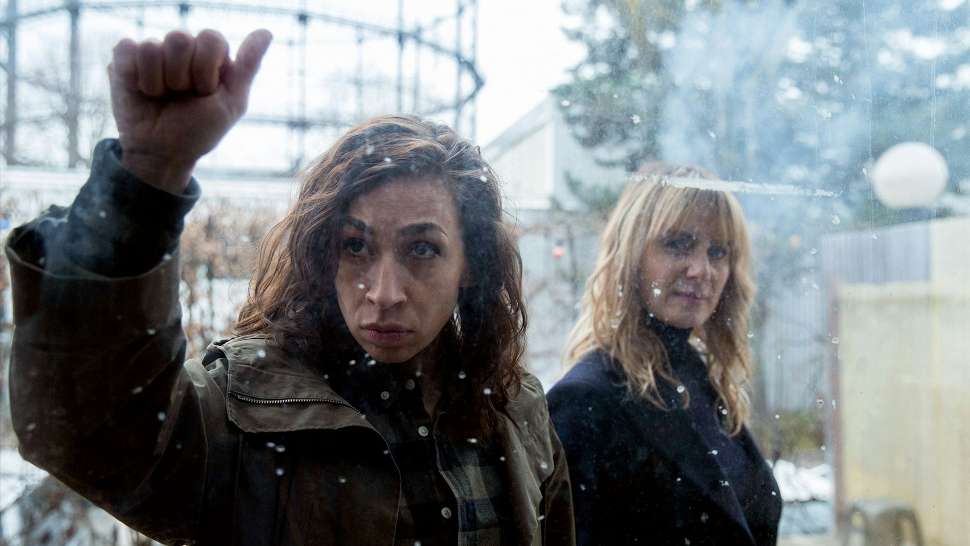 ARD Degeto TATORT: SCHATTENKINDER, "NO SALES, NO ARCHIVES", am Sonntag (13.03.22) um 20:15 Uhr und am Montag (14.03.22) um 00:40 Uhr im ERSTEN.
Auf Spurensuche bei einer Künstlerkommune: Tessa Ott (Carol Schuler) und Isabelle Grandjean (Anna Pieri Zuercher)