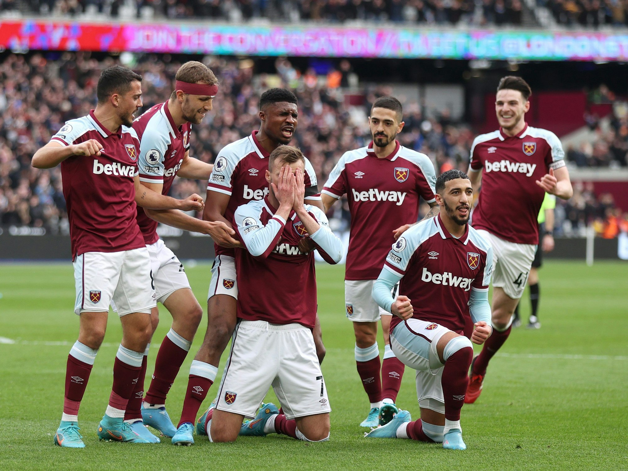 Andriy Yarmolenko sinkt auf die Knie und weint.