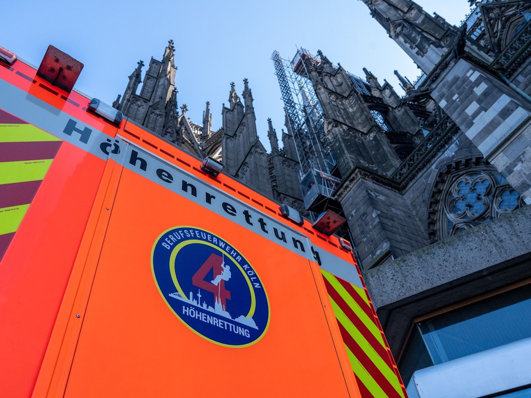 Fahrzeug der Höhenrettung steht vor dem Dom.