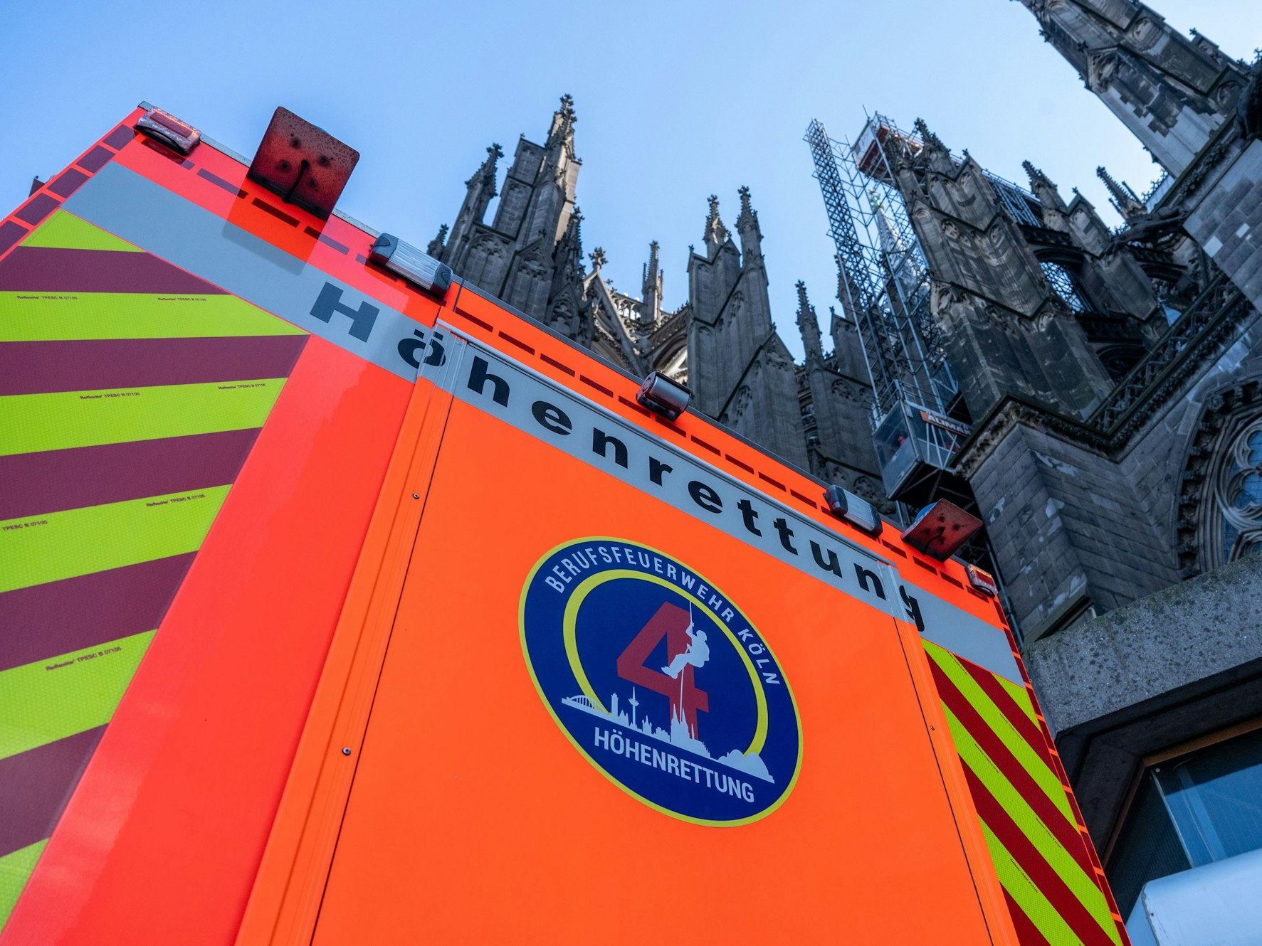Fahrzeug der Höhenrettung steht vor dem Dom.