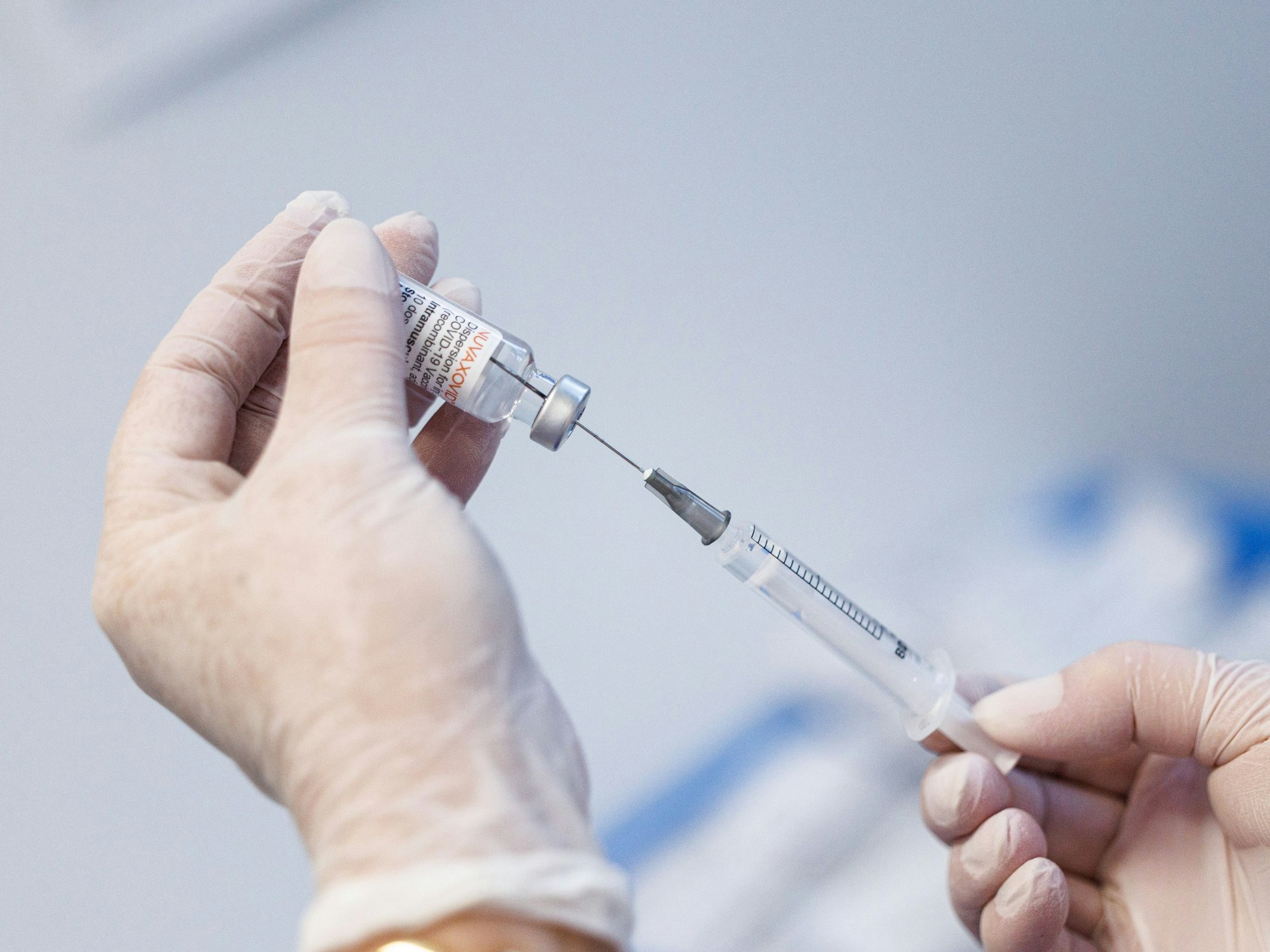 Spritze wird mit Impfdosis aufgezogen.