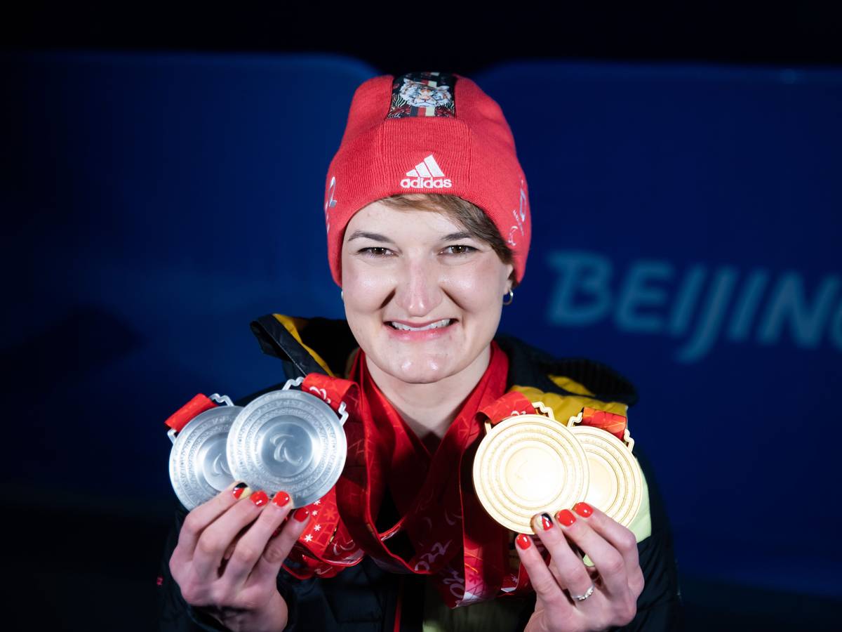 Monoskifahrerin Anna-Lena Forster posiert mit ihren vier Paralympics-Medaillen.