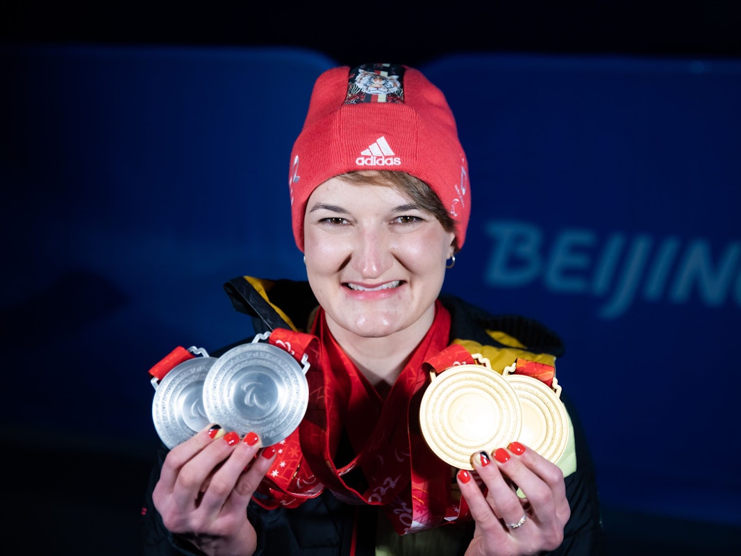 Monoskifahrerin Anna-Lena Forster posiert mit ihren vier Paralympics-Medaillen.