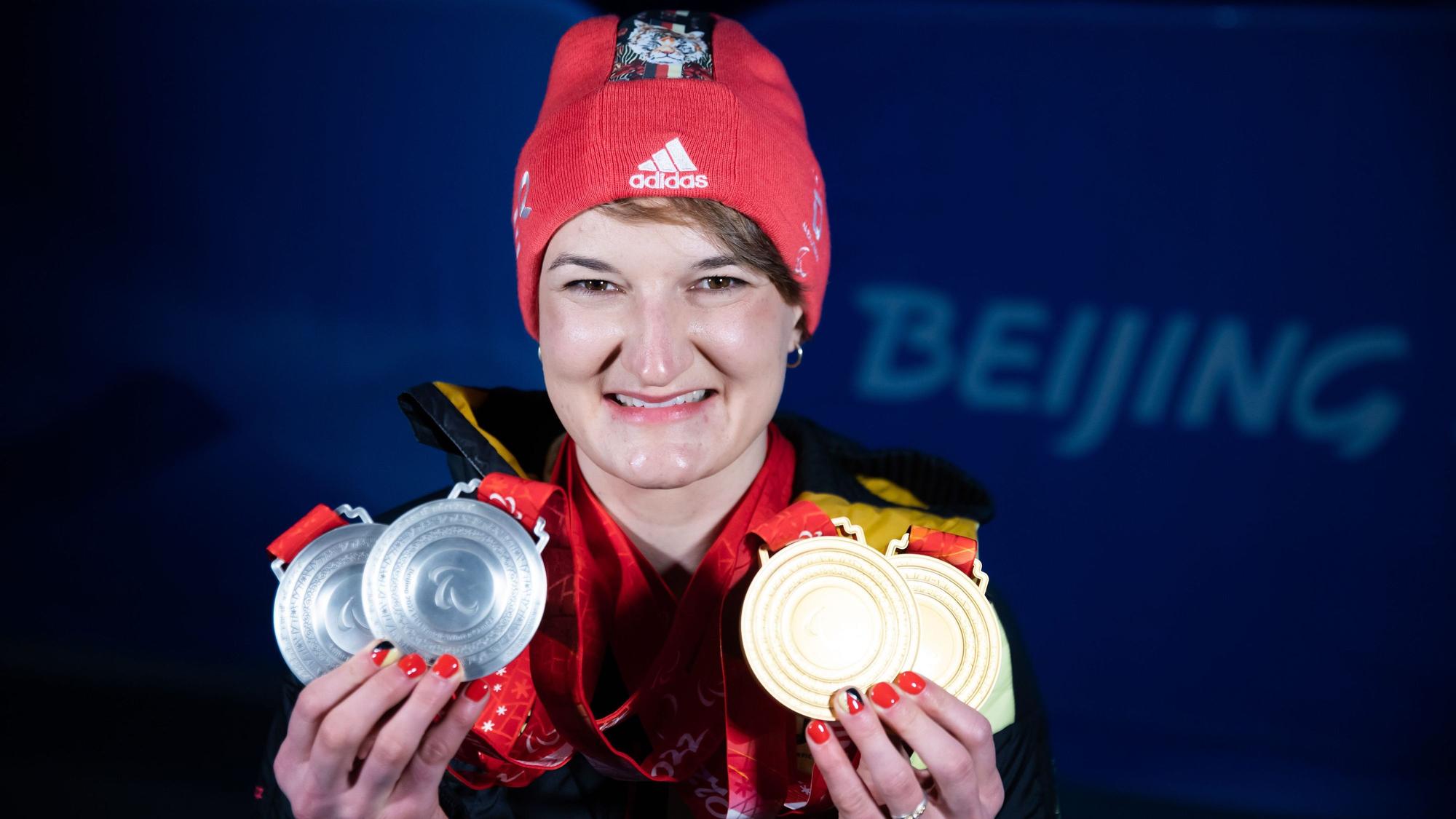 Monoskifahrerin Anna-Lena Forster posiert mit ihren vier Paralympics-Medaillen.