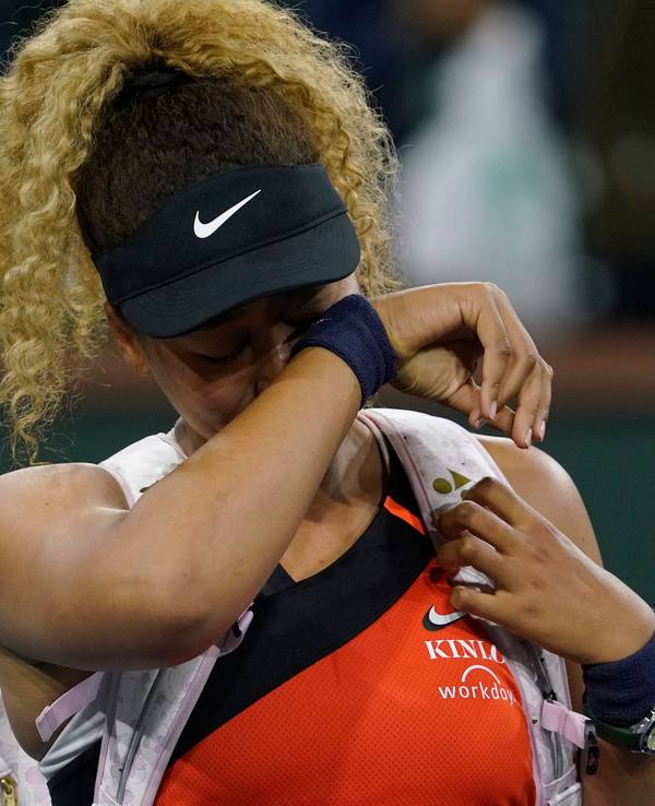 Tennis-Profi Naomi Osaka wischt sich Tränen aus dem Gesicht.