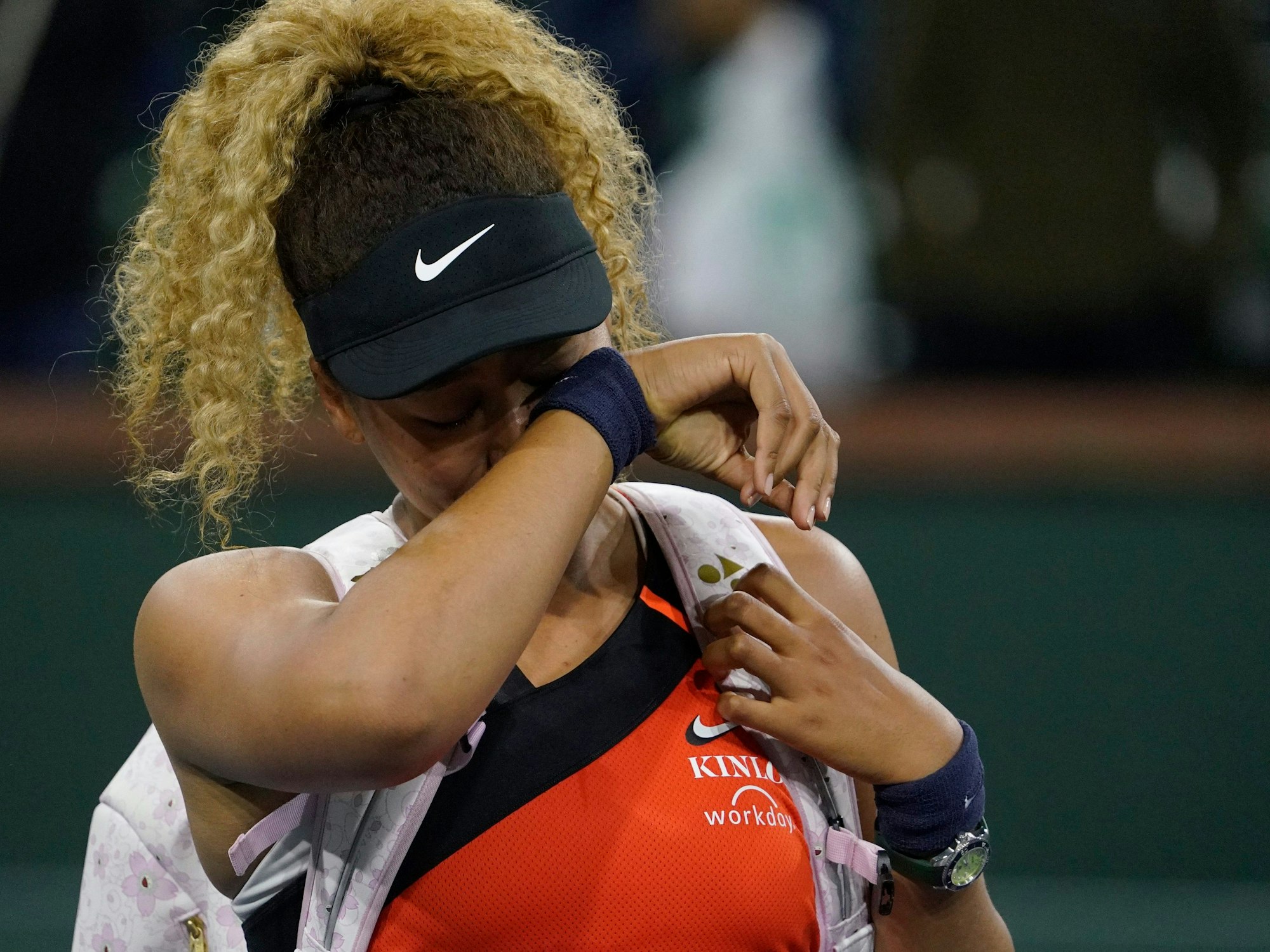 Tennis-Profi Naomi Osaka wischt sich Tränen aus dem Gesicht.