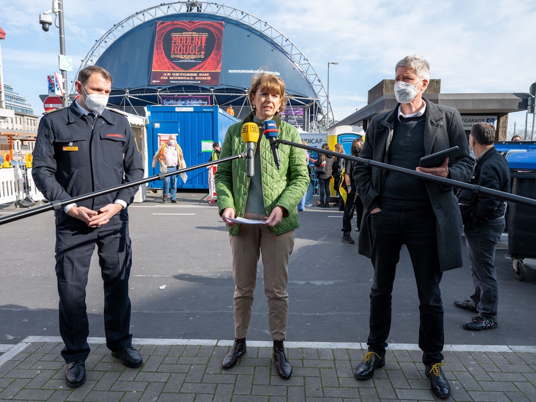 Dr. Miller, Henriette Reker, Dr. Rau während einer Pressekonferenz.