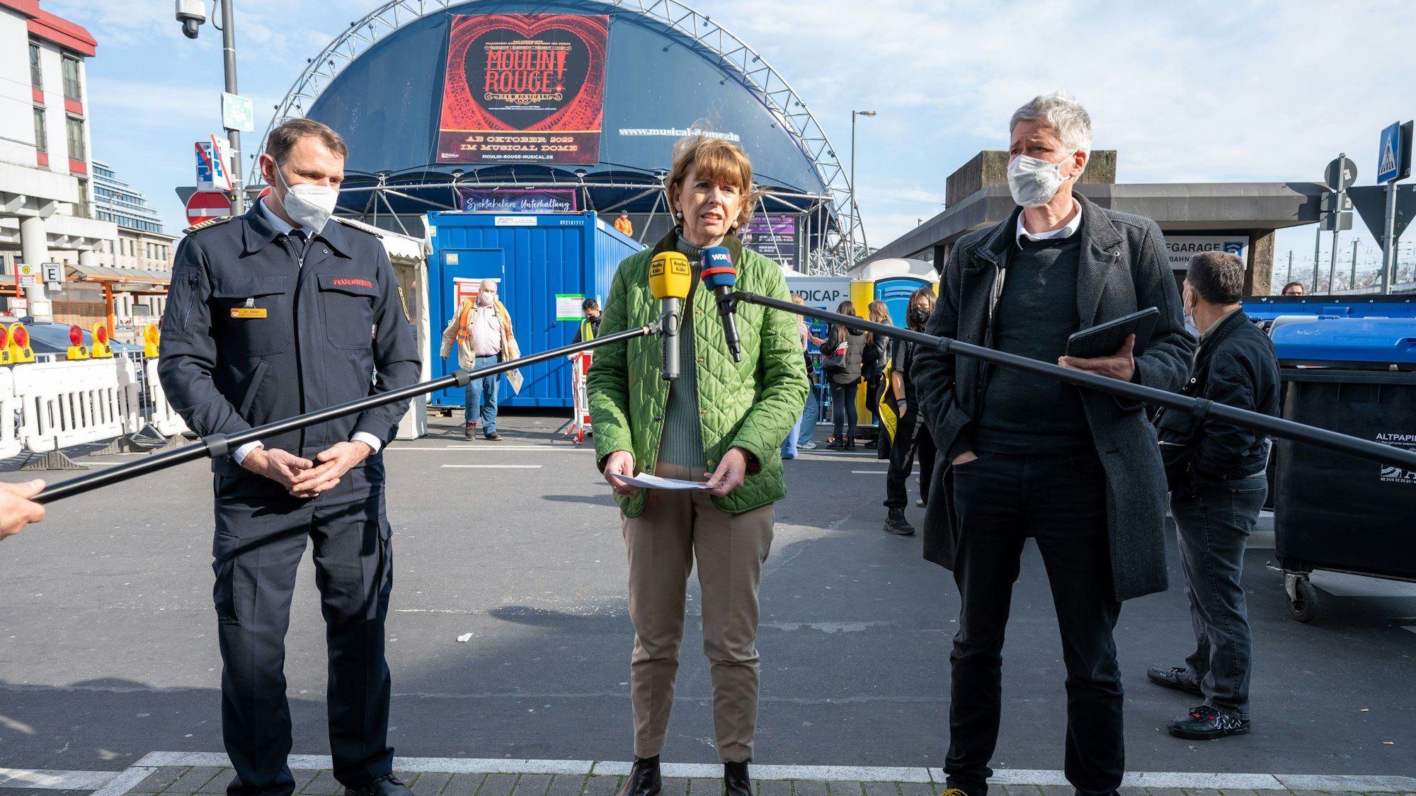 Dr. Miller, Henriette Reker, Dr. Rau während einer Pressekonferenz.