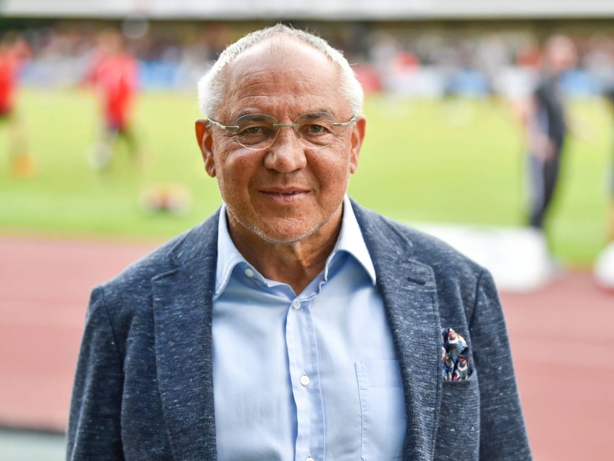 Felix Magath bei einem Fußball-Spiel in Wels