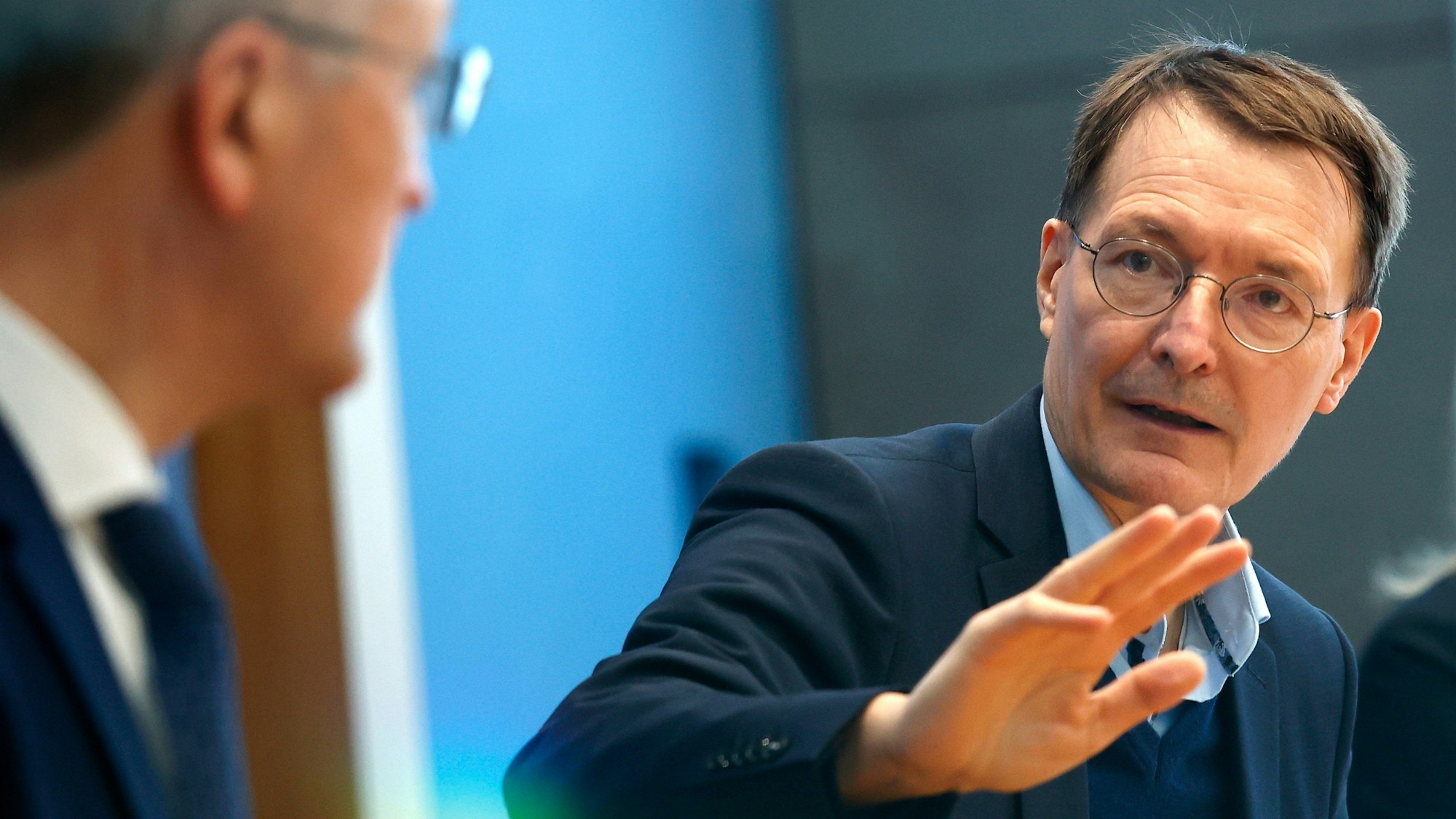 Karl Lauterbach (hier am 11.3.2022 mit Lothar Wieler) hat sich erneut zu den Corona-Zahlen zu Wort gemeldet.