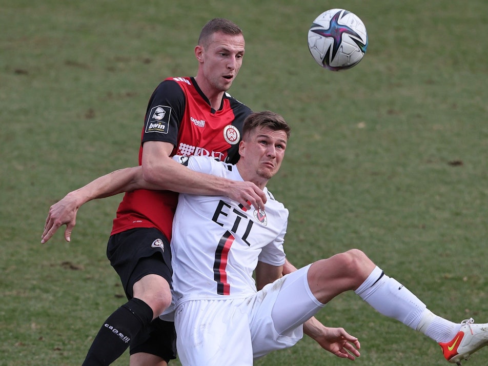 Stürmer Gustaf Nilsson (l.) vom SV Wehen Wiesbaden im Duell mit Moritz Fritz von Viktoria Köln.
