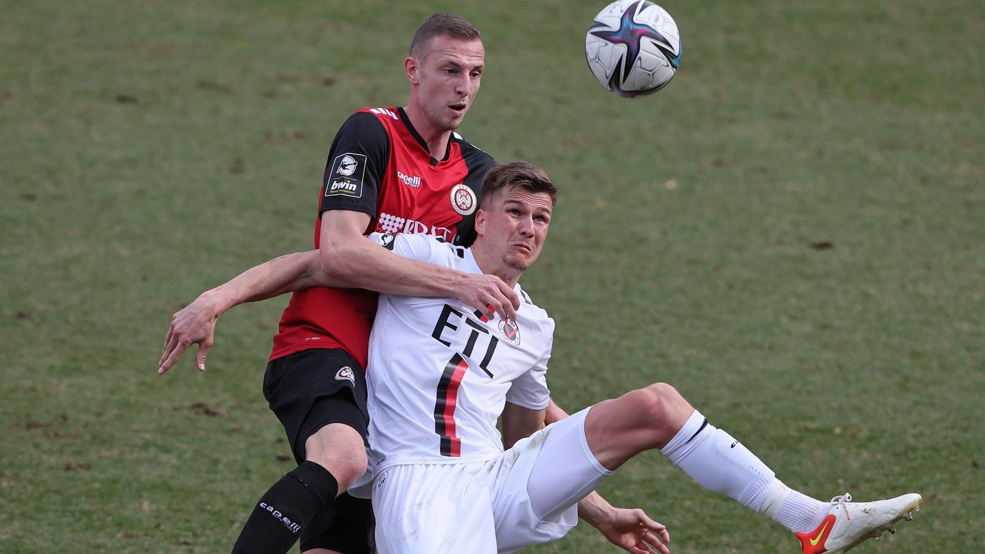 Stürmer Gustaf Nilsson (l.) vom SV Wehen Wiesbaden im Duell mit Moritz Fritz von Viktoria Köln.