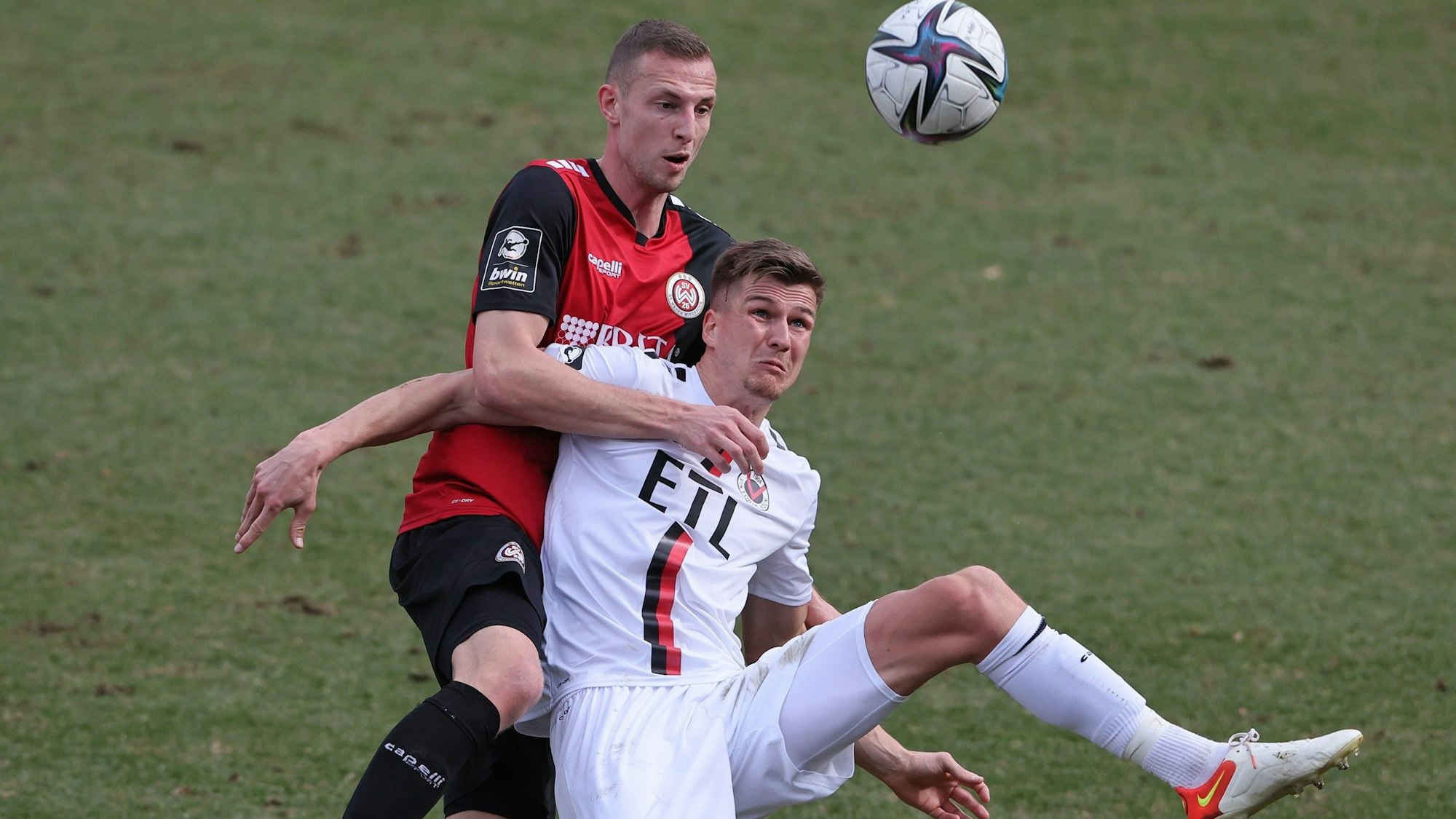 Stürmer Gustaf Nilsson (l.) vom SV Wehen Wiesbaden im Duell mit Moritz Fritz von Viktoria Köln.