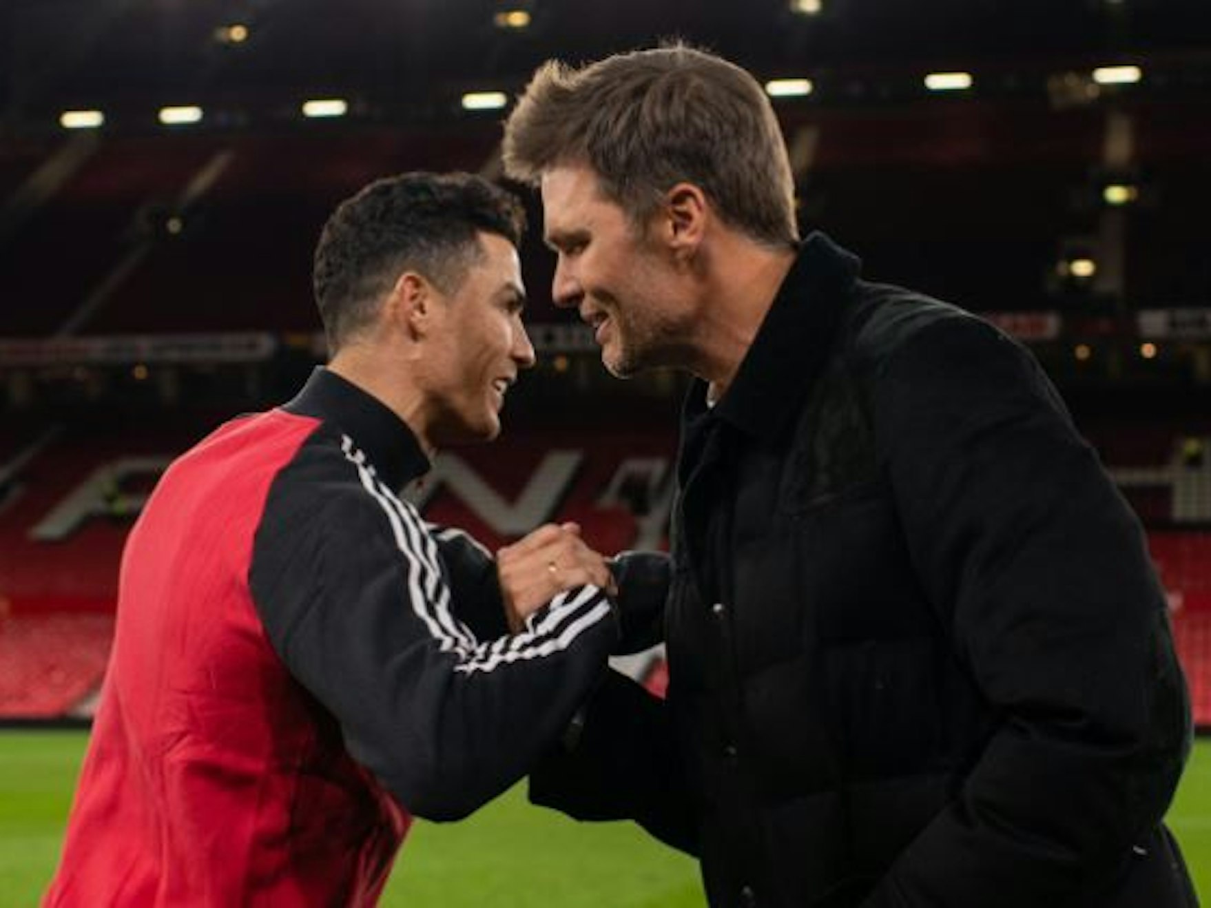 Tom Brady gratuliert Cristiano Ronaldo am 12. März 2022 im Old Trafford nach dessen Dreierpack. Screenshot vom Twitter-Account von Manchester United.