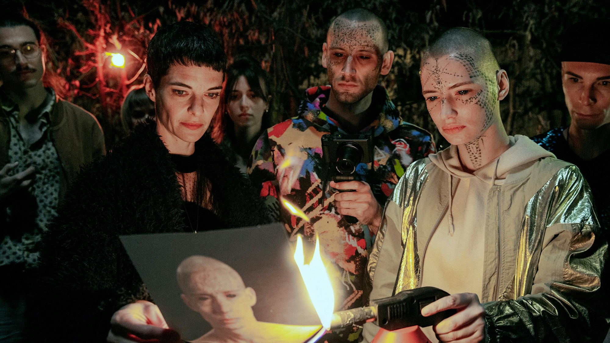 Beim „Tatort: Schattenkinder“ ist Gänsehaut garantiert. Dafür sorgt Kommunen-Anführerin Kyomi (l., gespielt von (Sarah Hostettler).