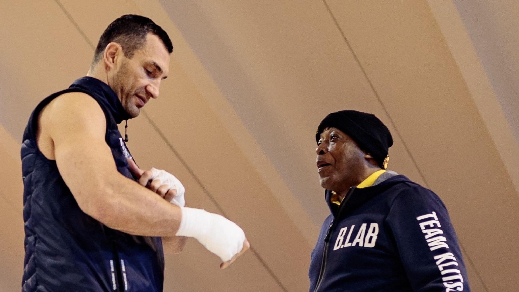 Wladimir Klitschko beim Training mit seinem damaligen Coach James Ali Bashir.