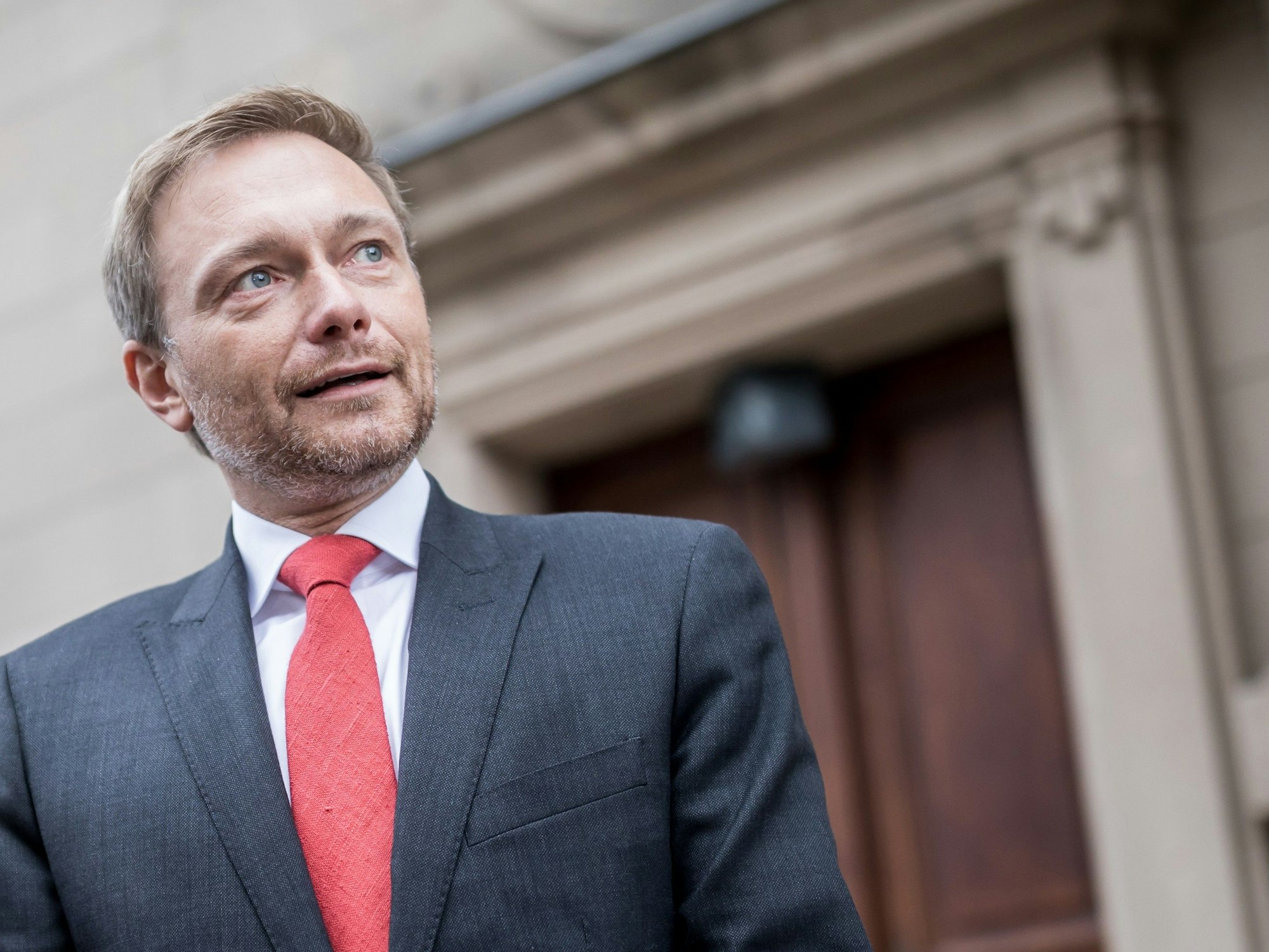 Christian Lindner (FDP), ist Bundesfinanzminister. Er will den Spritpreis für Autofahrerinnen und Autofahrer jetzt senken. Das Foto zeigt ihn 2017.