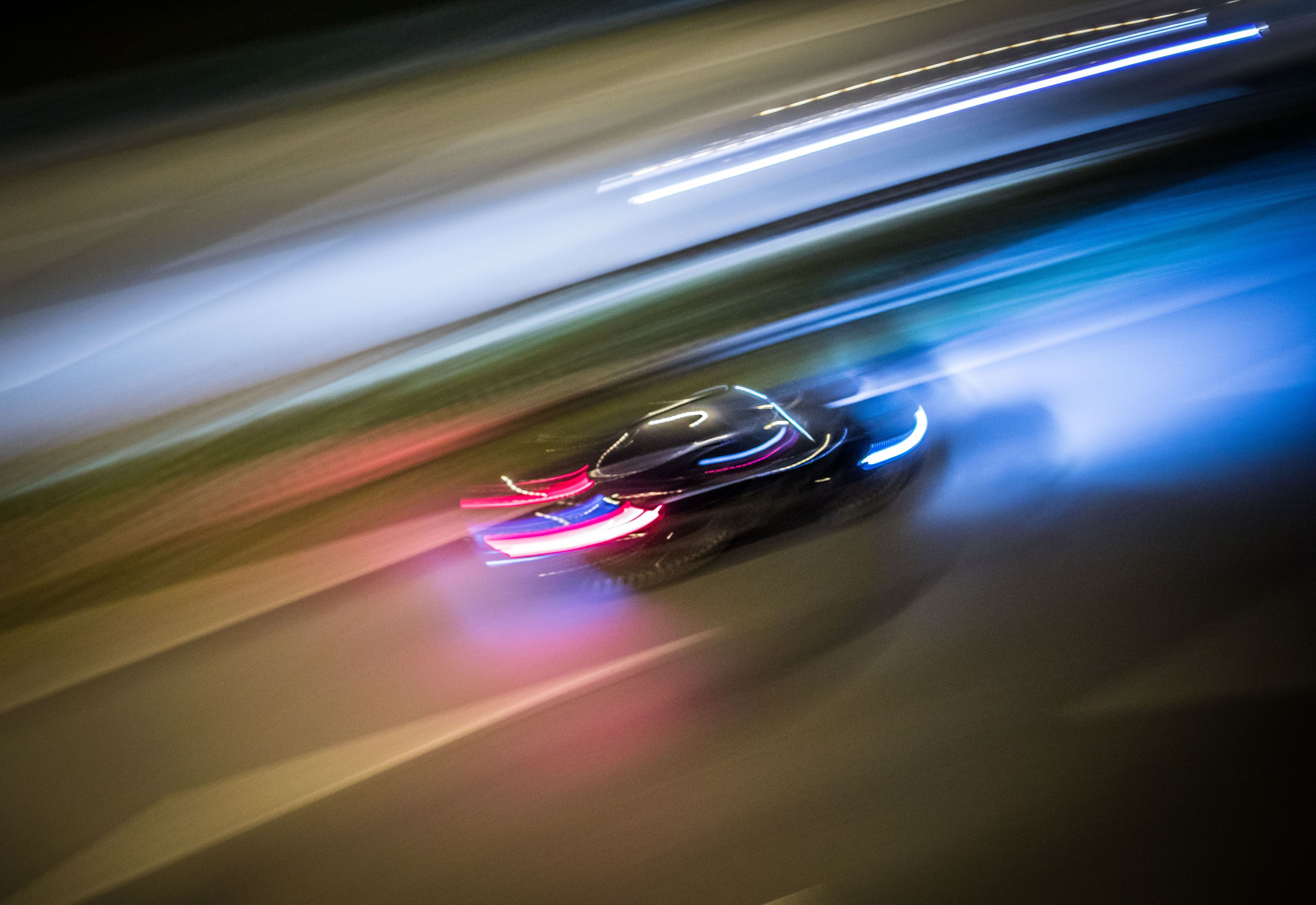 Fahrzeuge rast auf einer Autobahn.