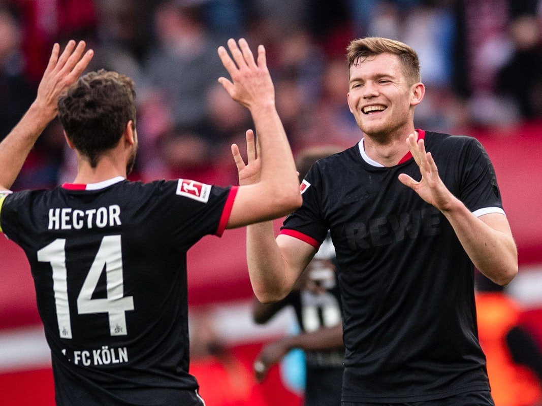 Luca Kilian und Jonas Hector klatschen sich ab.