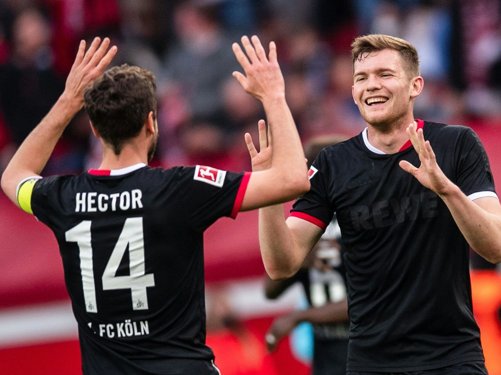 Luca Kilian und Jonas Hector klatschen sich ab.