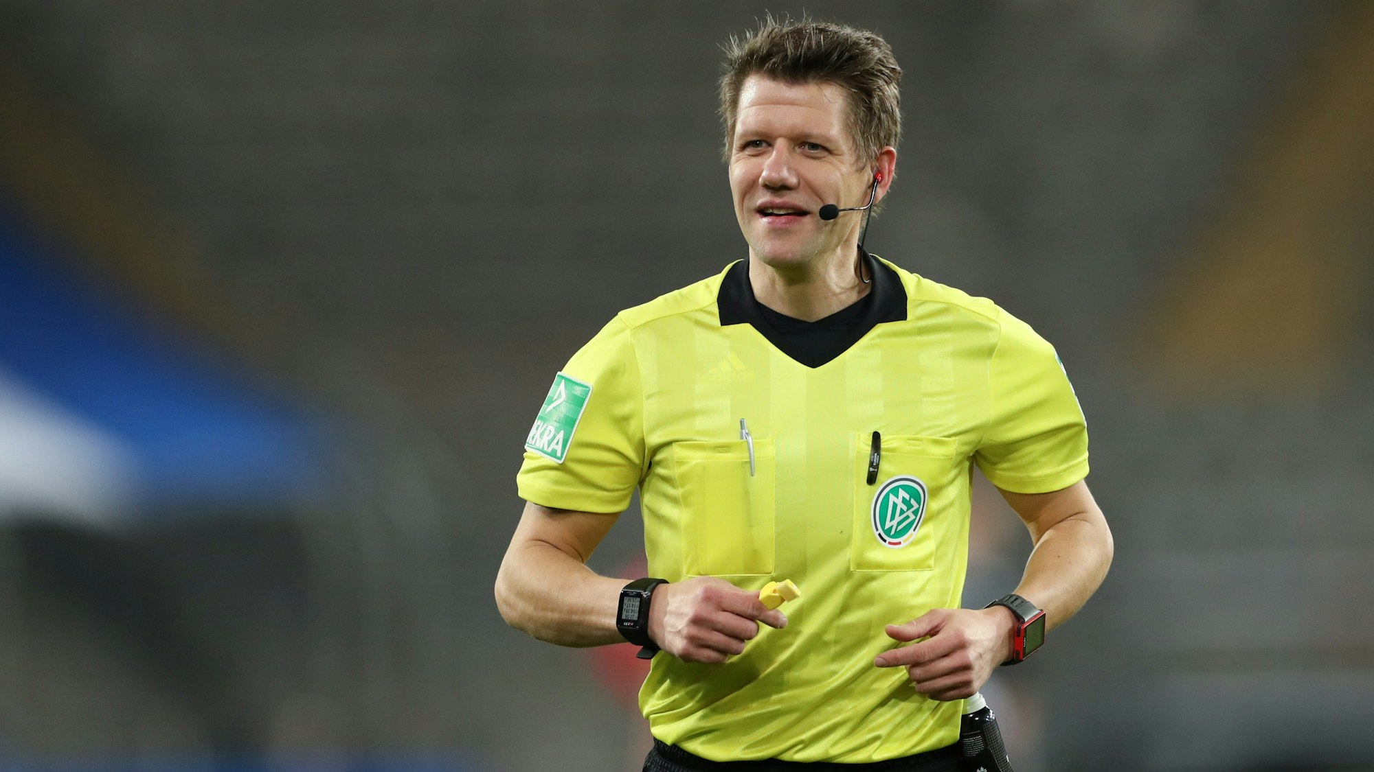 Fußball-Schiedsrichter Patrick Ittrich in Aktion.