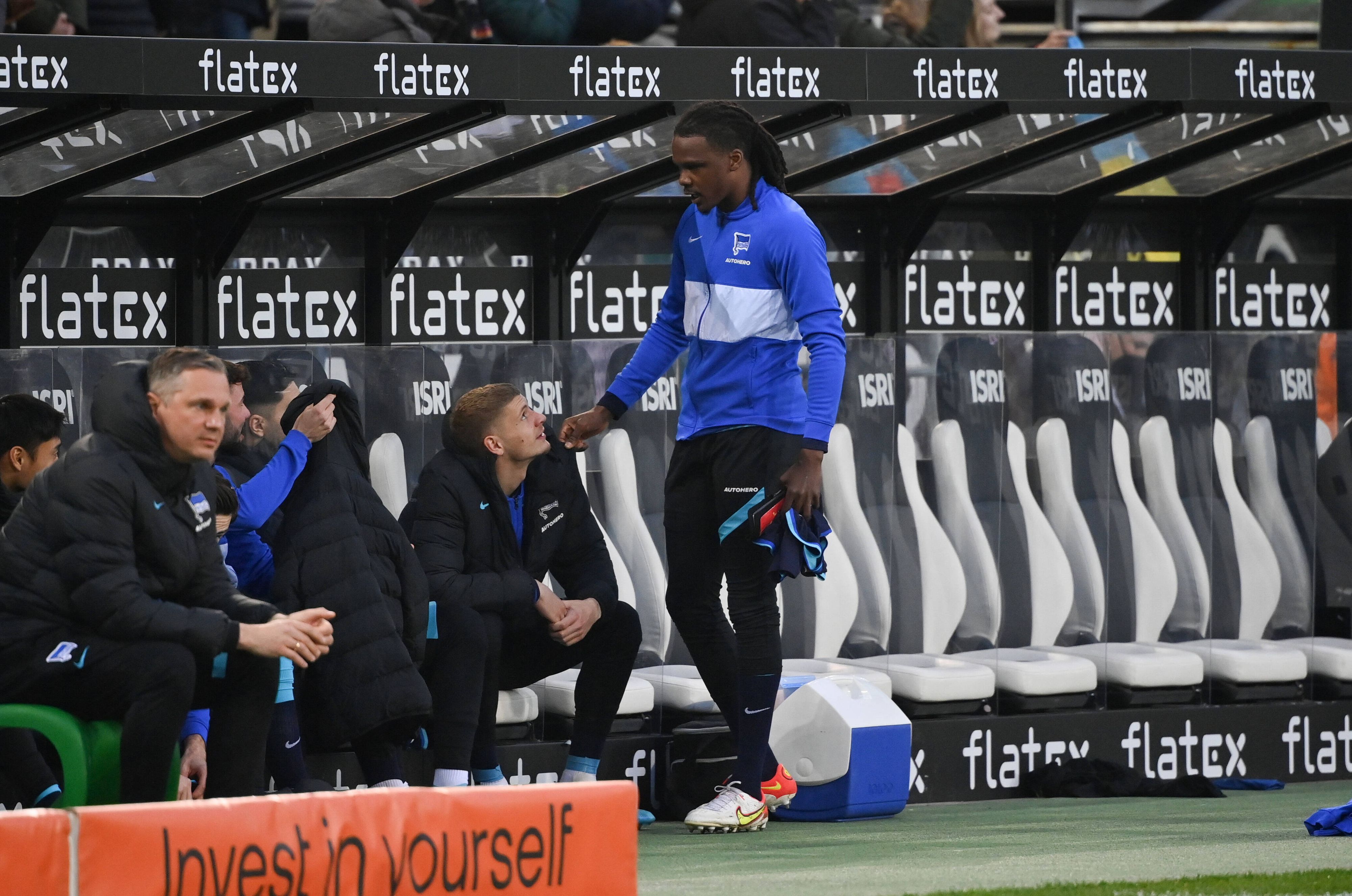 Dedryck Boyata (r.) steht vor Marton Dardai an der Auswechselbank.