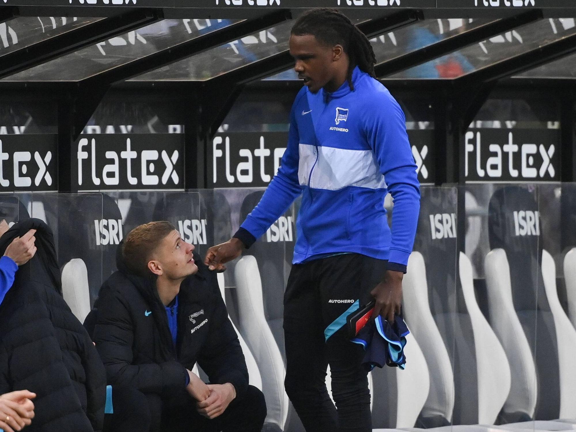 Dedryck Boyata (r.) steht vor Marton Dardai an der Auswechselbank.