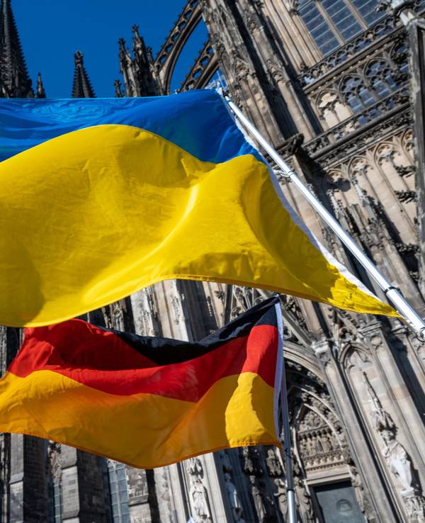 Die Flaggen von Deutschland und der Ukraine am 27. Februar 2022 auf dem Roncalliplatz in Köln.