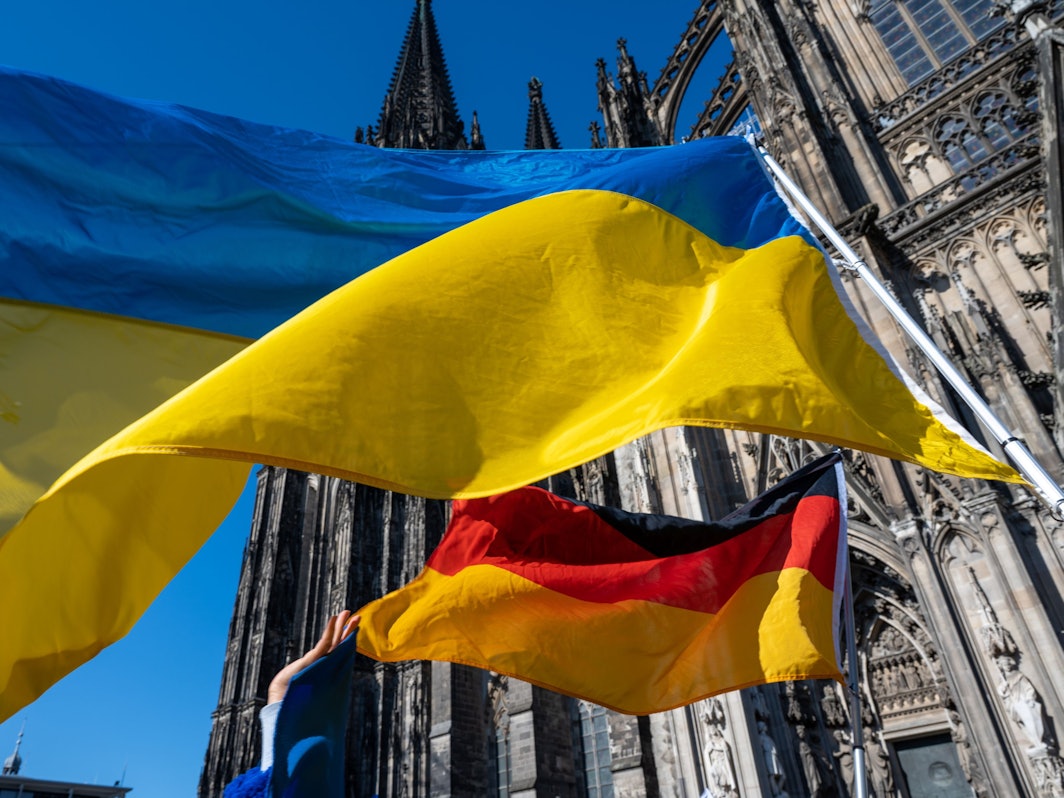 Die Flaggen von Deutschland und der Ukraine am 27. Februar 2022 auf dem Roncalliplatz in Köln.
