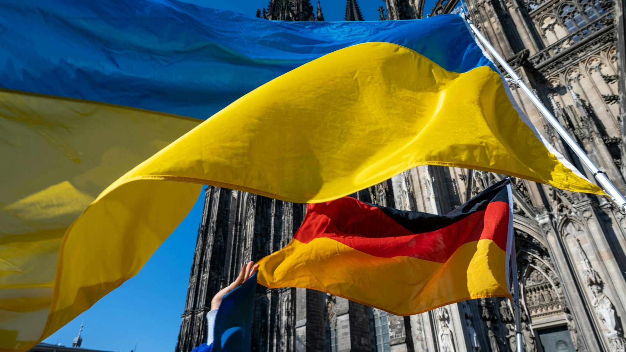 Die Flaggen von Deutschland und der Ukraine am 27. Februar 2022 auf dem Roncalliplatz in Köln.