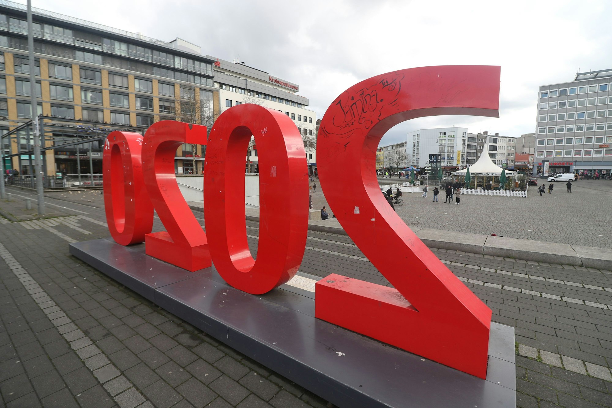 Skulptur „2020“ am Wiener Platz in Köln-Mülheim.