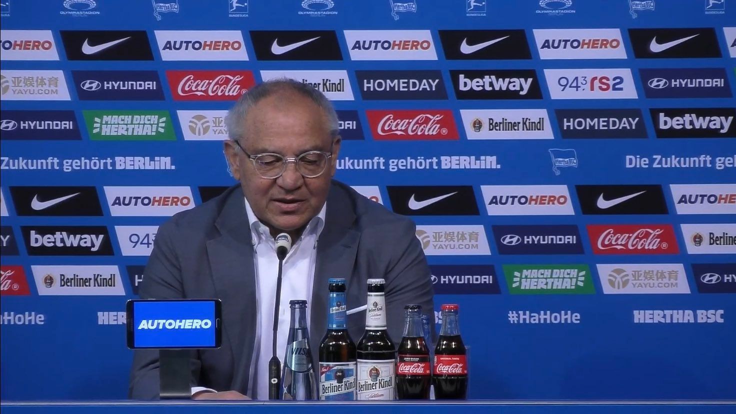 Felix Magath sitzt bei einer Pressekonferenz von Hertha BSC.