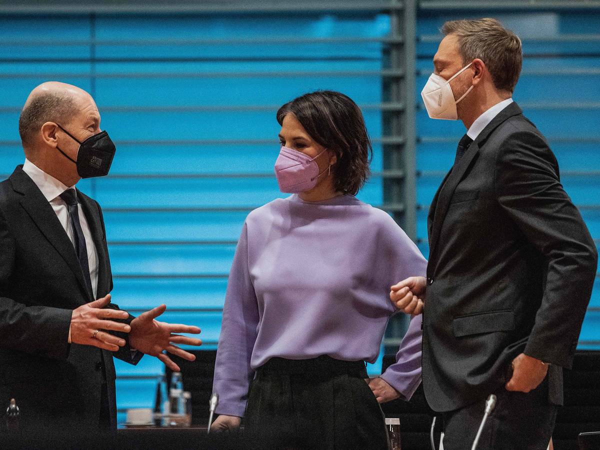 Kanzler Olaf Scholz (SPD), Außenministerin Annalena Baerbock (Grüne) und Finanzminister Christian Lindner (FDP, v.l.), hier bei einem Treffen am 23. Februar 2022, sind am Donnerstag, 17. März 2022, 100 Tage im Amt.