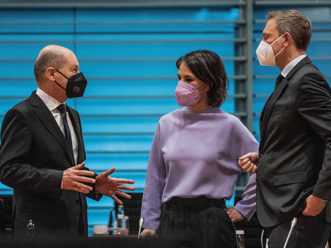 Kanzler Olaf Scholz (SPD), Außenministerin Annalena Baerbock (Grüne) und Finanzminister Christian Lindner (FDP, v.l.), hier bei einem Treffen am 23. Februar 2022, sind am Donnerstag, 17. März 2022, 100 Tage im Amt.
