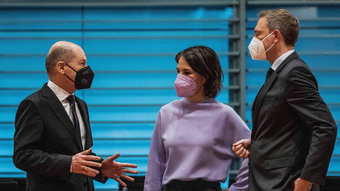 Kanzler Olaf Scholz (SPD), Außenministerin Annalena Baerbock (Grüne) und Finanzminister Christian Lindner (FDP, v.l.), hier bei einem Treffen am 23. Februar 2022, sind am Donnerstag, 17. März 2022, 100 Tage im Amt.