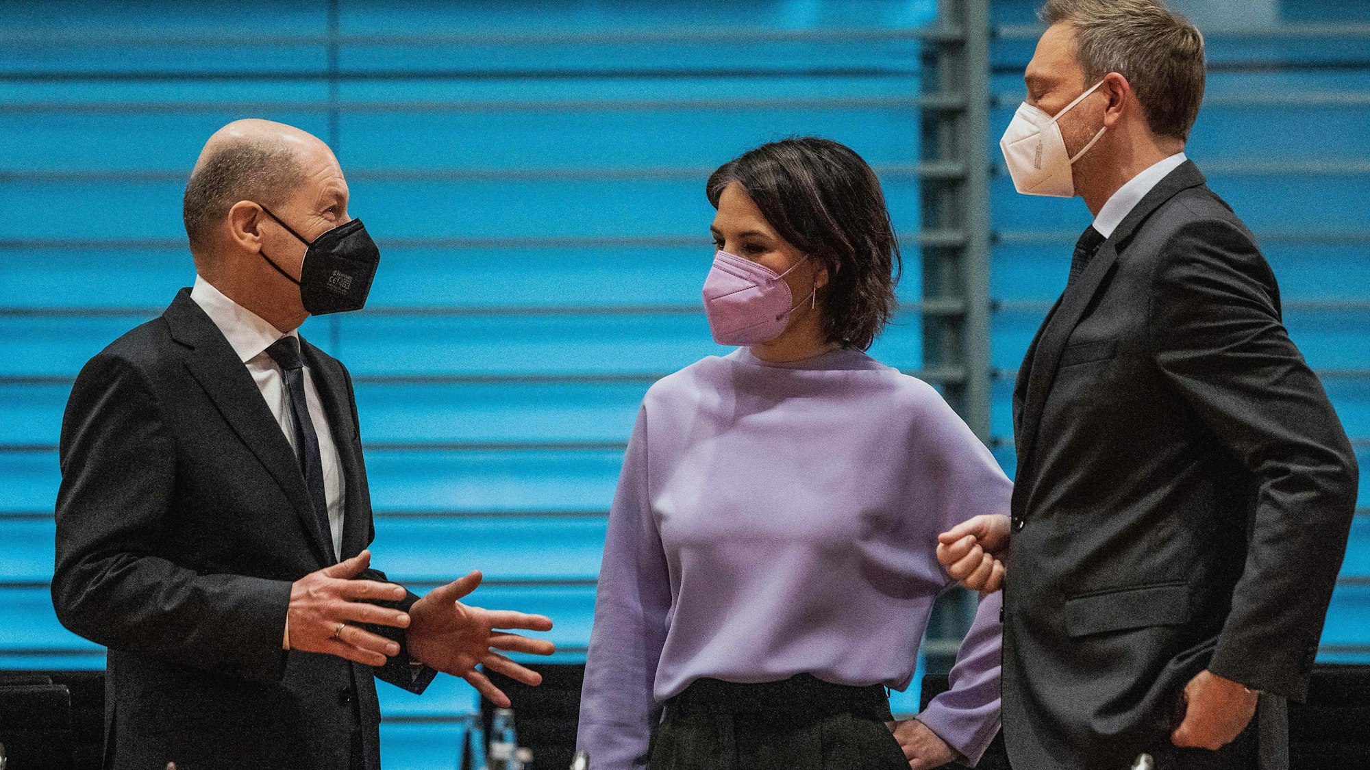 Kanzler Olaf Scholz (SPD), Außenministerin Annalena Baerbock (Grüne) und Finanzminister Christian Lindner (FDP, v.l.), hier bei einem Treffen am 23. Februar 2022, sind am Donnerstag, 17. März 2022, 100 Tage im Amt.