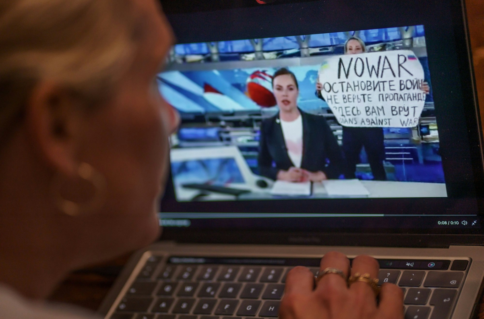 Eine Person schaut sich auf einem Monitor eine Szene aus der abendlichen Hauptnachrichtensendung im russischen Staatsfernsehen an, die auf Twitter verbreitet wurde (gestelltes Foto).