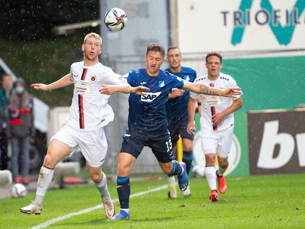 Kölns Kai Klefisch (l) und Hoffenheims Angelo Stiller versuchen den Ball zu spielen.