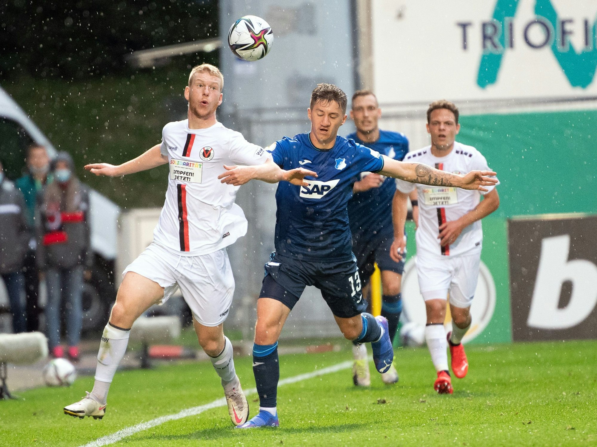 Kölns Kai Klefisch (l) und Hoffenheims Angelo Stiller versuchen den Ball zu spielen.